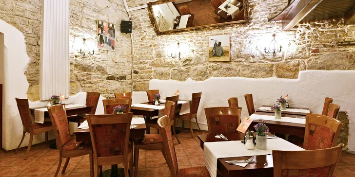 Pizza nebo těstoviny a nealkoholický nápoj v restauraci Vabene