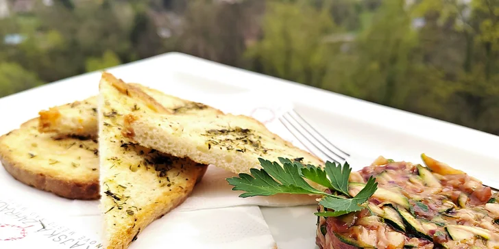 Hostina začíná cuketovým tataráčkem s topinkami z toastového chleba. 