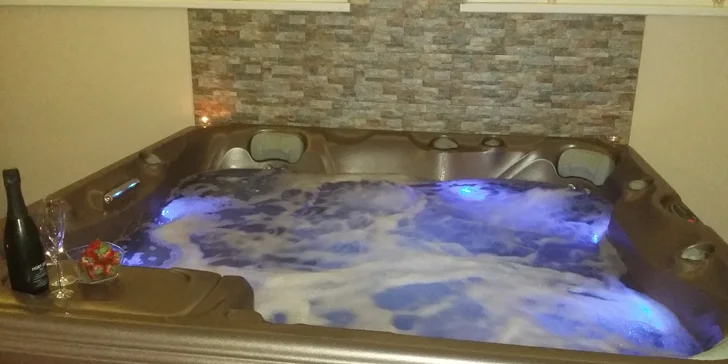 Dostanete mísu ovoce a sklenku sektu.