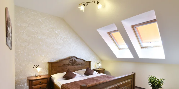 Apartmán pro 2 osoby v hlavní budově disponuje ložnicí i obývacím pokojem.