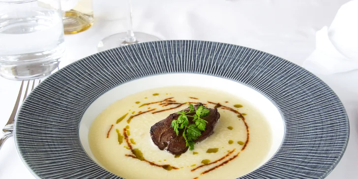 5chodové menu podávané na lodi: carpaccio, sépiové risotto i kachní stehno
