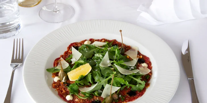 5chodové menu podávané na lodi: carpaccio, sépiové risotto i kachní stehno