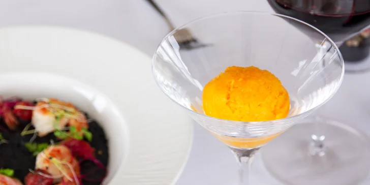 5chodové menu podávané na lodi: carpaccio, sépiové risotto i kachní stehno