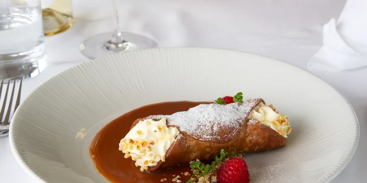 5chodové menu podávané na lodi: carpaccio, sépiové risotto i kachní stehno