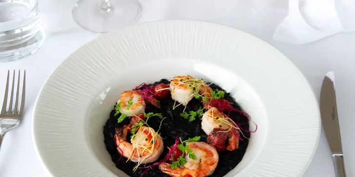 5chodové menu podávané na lodi: carpaccio, sépiové risotto i kachní stehno