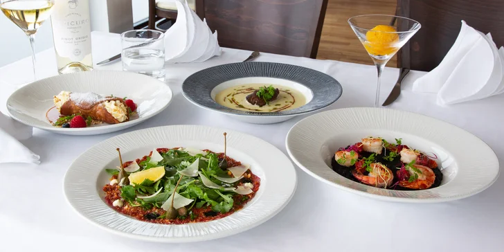 5chodové menu podávané na lodi: carpaccio, sépiové risotto i kachní stehno