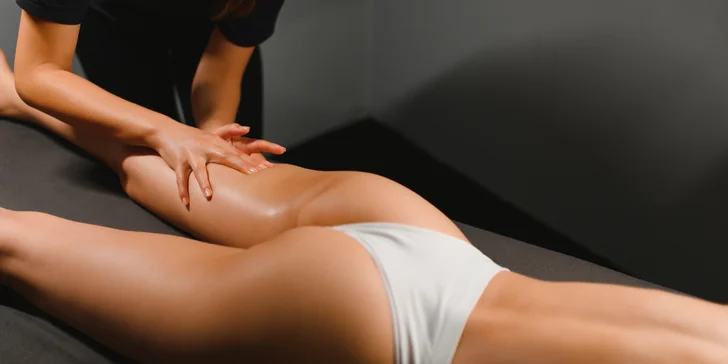 Skúsená terapeutka vyhľadáva spúšťacie body, ktorých ošetrenie prináša okamžitú úľavu od bolesti.