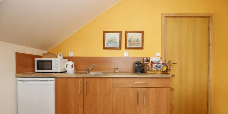 Najdete tu také základní kuchyňské vybavení, jako je varná konvice, lednice nebo mikrovlnná trouba.