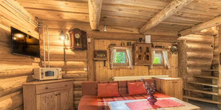 Chalúpka má nádherný drevený interiér, ktorý dáva znať, že sa nachádzate v goralskej dedine