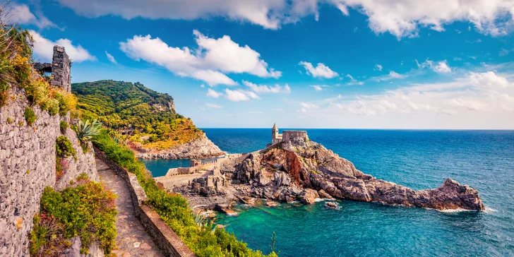 Portovenere vás okouzlí dramatickou krajinou s divokými útesy a barevnými domky i bohatou historií.