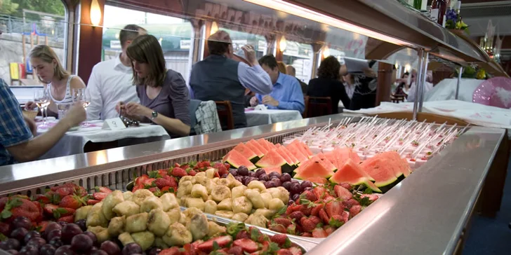 Svatomartinská plavba po Vltavě s jídlem a vínem i cimbálovkou