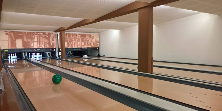 Bowling pro 2–6 hráčů: různé časy ve všední dny, 4 profi bowlingové dráhy