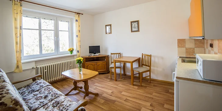 3denní pobyt pro 2 kousek od centra Krumlova: snídaně, výlety i láhev vína