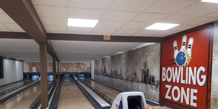 Bowling pro 2–6 hráčů: různé časy ve všední dny, 4 profi bowlingové dráhy