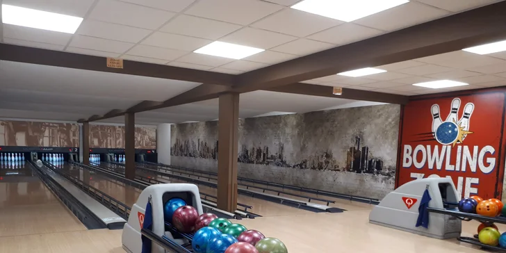 Bowling pro 2–6 hráčů: různé časy ve všední dny, 4 profi bowlingové dráhy