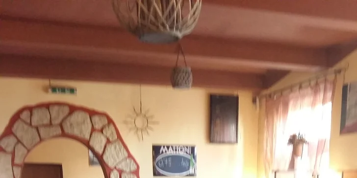 Interiér pizzerie je laděn lehce romanticky. 