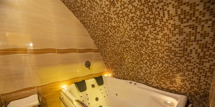Víkendová romantika poblíž Hluboké: wellness, 3chodová večeře i výlet lodí