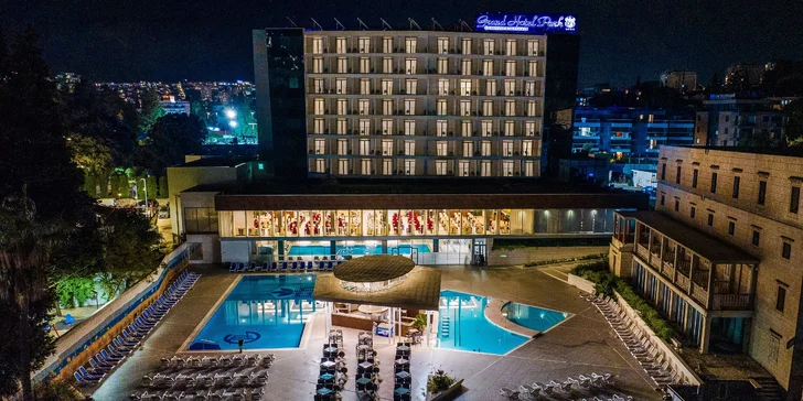 Nechybí ani pool bar, kde se stavte na drink. 