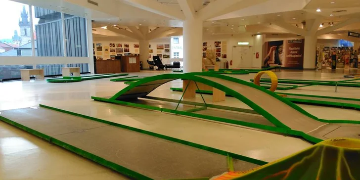 Krytý minigolf v centru Prahy: vstup na 90 minut pro dítě, dospělého i rodinu
