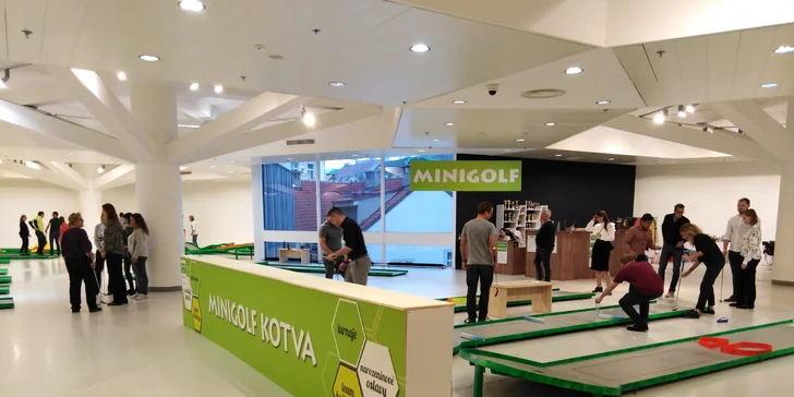Krytý minigolf v centru Prahy: vstup na 90 minut pro dítě, dospělého i rodinu
