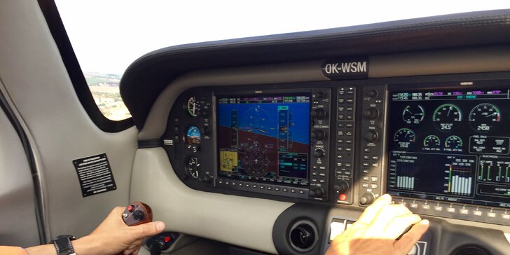 Pilotujte sporťák mezi letadly: let s instruktorem a 20 minut pilotování