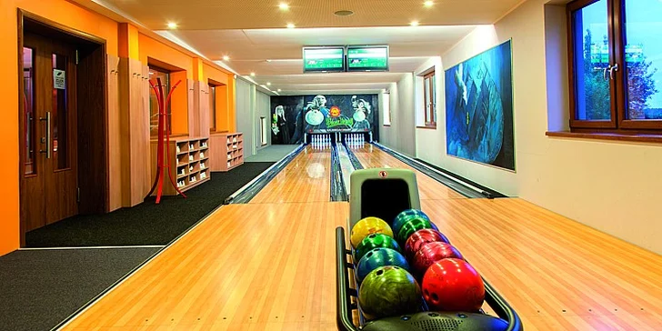 Užijte si jídlo i hru: masové prkno pro 3–4 osoby a hodina bowlingu