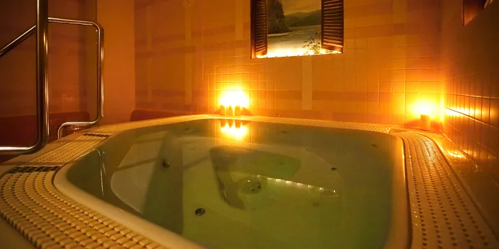 Romantika v privátním wellness a tříchodové menu i s láhví vína pro dva