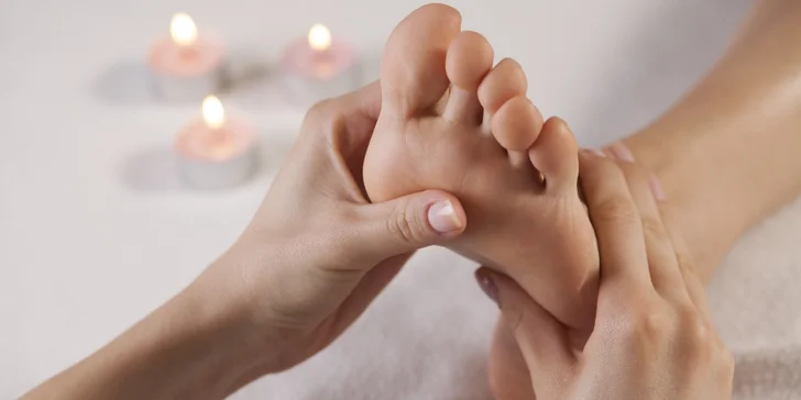 Suchá medicinální pedikúra s lakováním Shellacem nebo s reflexní masáží chodidel