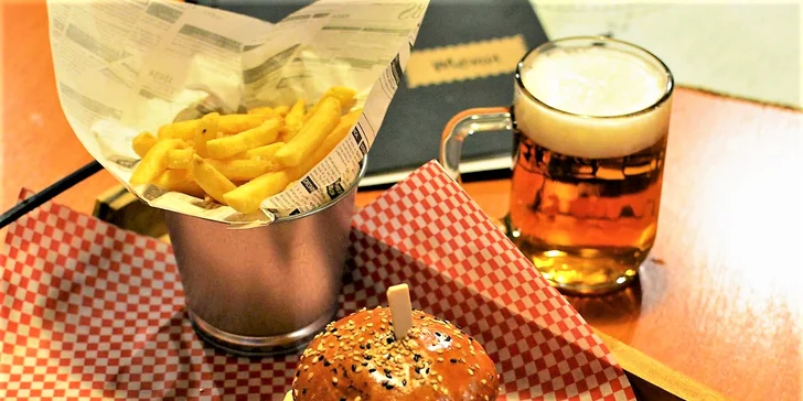 Burger s trhaným vietnamským bůčkem a hranolky