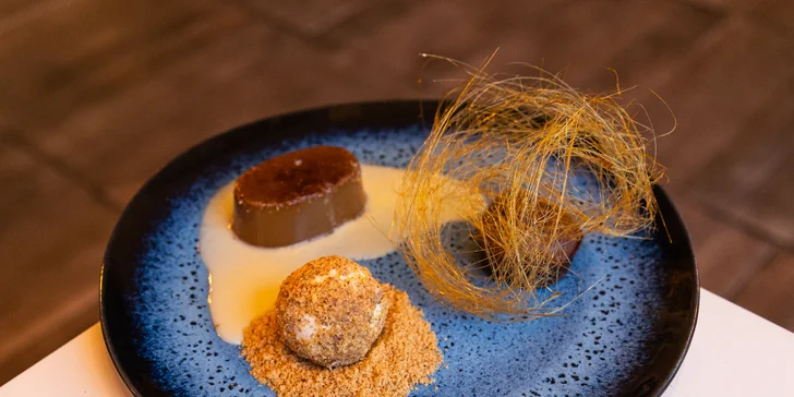 A pak už budou následovat dezerty: baileys crème brûlée, pomerančový čokoládový fondant s omáčkou z bílé čokolády a domácí zmrzlina z lískových oříšků.