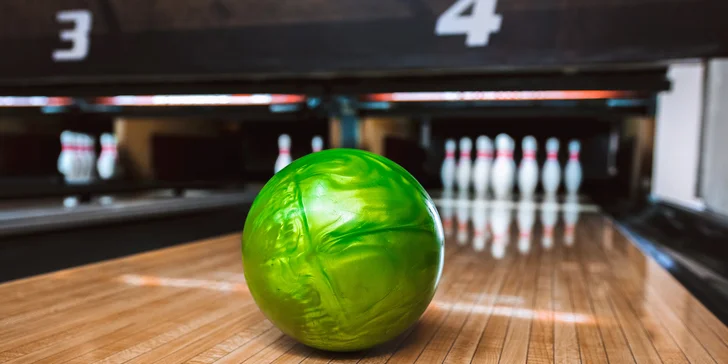 Bowling pro 2–6 hráčů: různé časy ve všední dny, 4 profi bowlingové dráhy