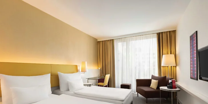 K dispozícii budete mať pohodlné postele, klimatizáciu, plazmovú TV, minibar, stôl a stoličky, kúpeľňu s podlahovým vykurovaním a vaňou alebo sprchou. (na fotke izba Superior)