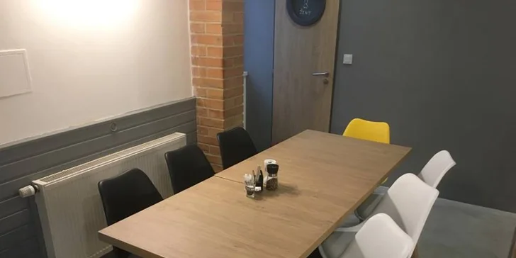 Snídaně pro lepší start dne: vajíčka, párky nebo tortilla, džus a káva nebo čaj