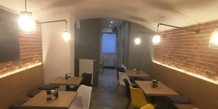 Snídaně pro lepší start dne: vajíčka, párky nebo tortilla, džus a káva nebo čaj
