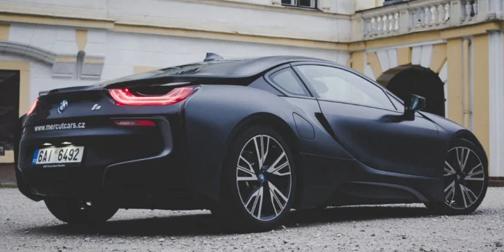 Jízda v milionovém bouráku: futuristický vůz BMW i8 Frozen Black Edition