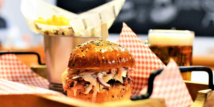 Burger s trhaným vietnamským bůčkem a hranolky