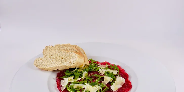 Jako předkrm se podává hovězí carpaccio. 