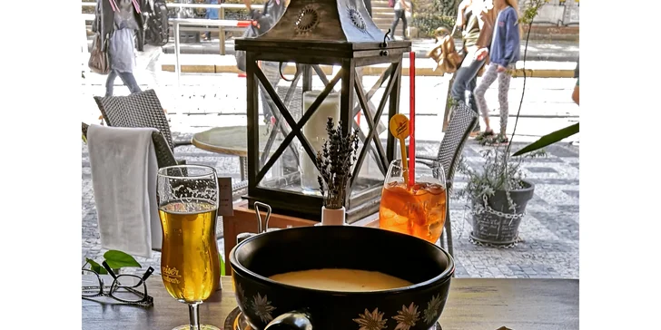 Švýcarská specialita na Újezdě: sýrové fondue s pečivem a hranolky pro dva