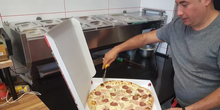 Dopřejte si křupavou Itálii: 33cm pizza se šunkou, salámem, špenátem i vege