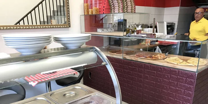 Dopřejte si křupavou Itálii: 33cm pizza se šunkou, salámem, špenátem i vege