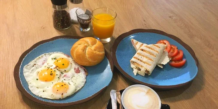 Snídaně pro lepší start dne: vajíčka, párky nebo tortilla, džus a káva nebo čaj