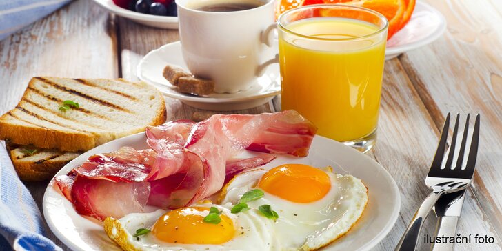 Snídaně pro lepší start dne: vajíčka, párky nebo tortilla, džus a káva nebo čaj