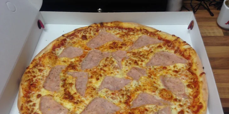 Dopřejte si křupavou Itálii: 33cm pizza se šunkou, salámem, špenátem i vege