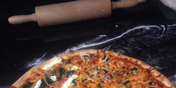 Dopřejte si křupavou Itálii: 33cm pizza se šunkou, salámem, špenátem i vege