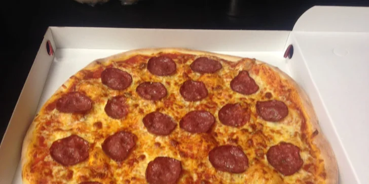 Dopřejte si křupavou Itálii: 33cm pizza se šunkou, salámem, špenátem i vege