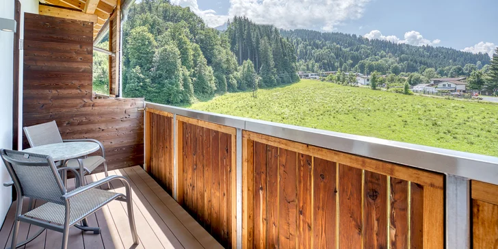 K pokoji patří balkon s posezením. 
