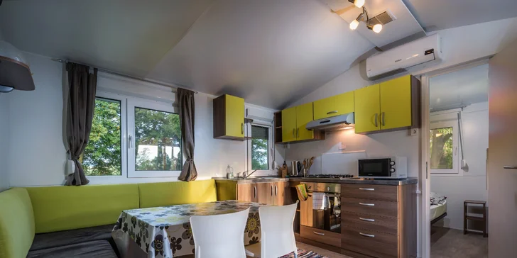 Jednou z možností ubytovania je mobilný domček Luxury s kapacitou až 8 osôb.