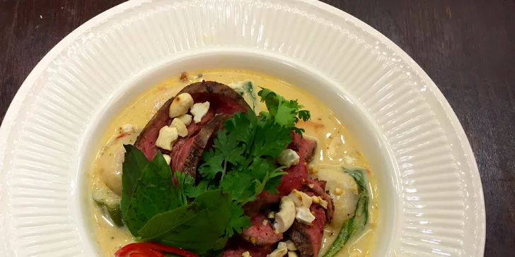 Zážitek z vaření tradičních receptů: kurzy thajské kuchyně i domácích burgerů