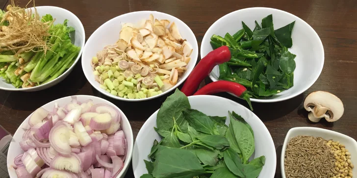 Zážitek z vaření tradičních receptů: kurzy thajské kuchyně i domácích burgerů