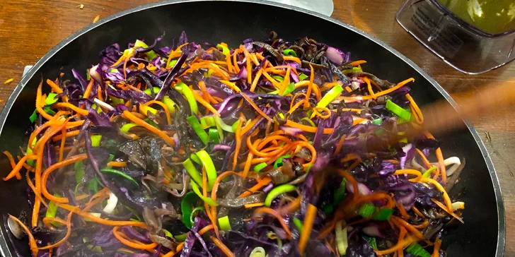 Zážitek z vaření tradičních receptů: kurzy thajské kuchyně i domácích burgerů